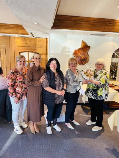 Der gesch&auml;ftsf&uuml;hrende Vorstand mit der Preistr&auml;gerin